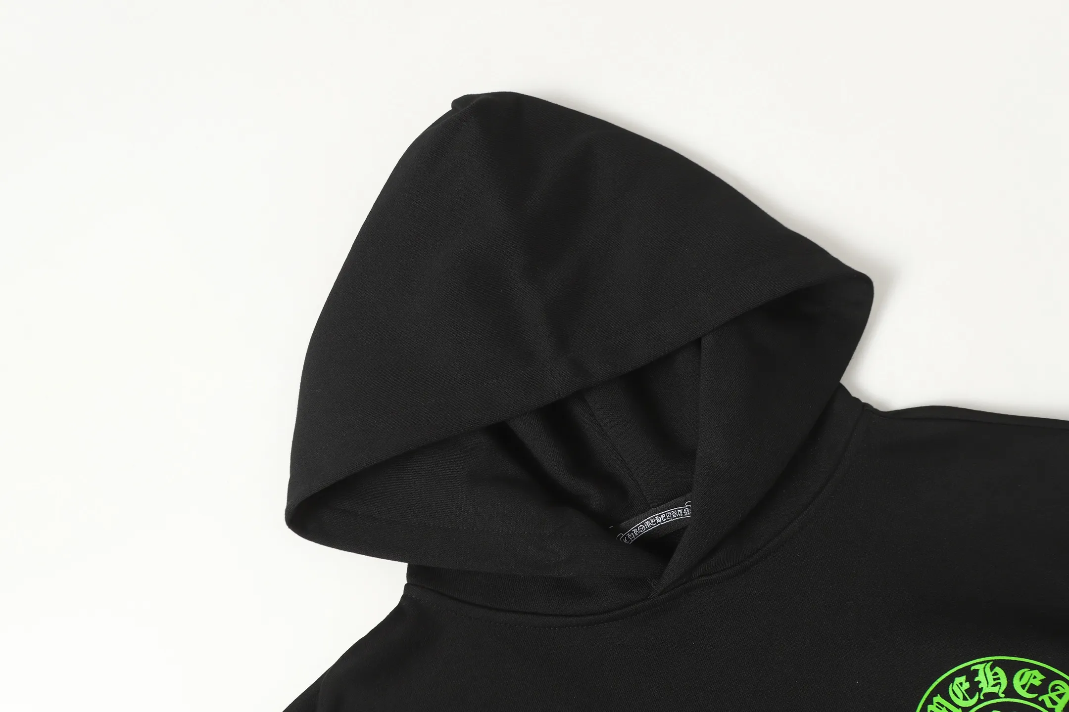P250 #L3189 cross-border model. Those who pursue quality, please do not place an order. -Chrome Hearts/Chrome Hearts Horseshoe Sanskrit printed leather cross✝️Hooded sweatshirt - High weight, high density and high quality. The wool is soft, delicate and skin-friendly. It feels soft and silky. It has excellent warmth and skin-friendly properties. -Customized weaving and dyeing. No color difference. No matter the fabric or workmanship details, it beats the ordinary version on the market. -Colour: black white -Size: S M LXL